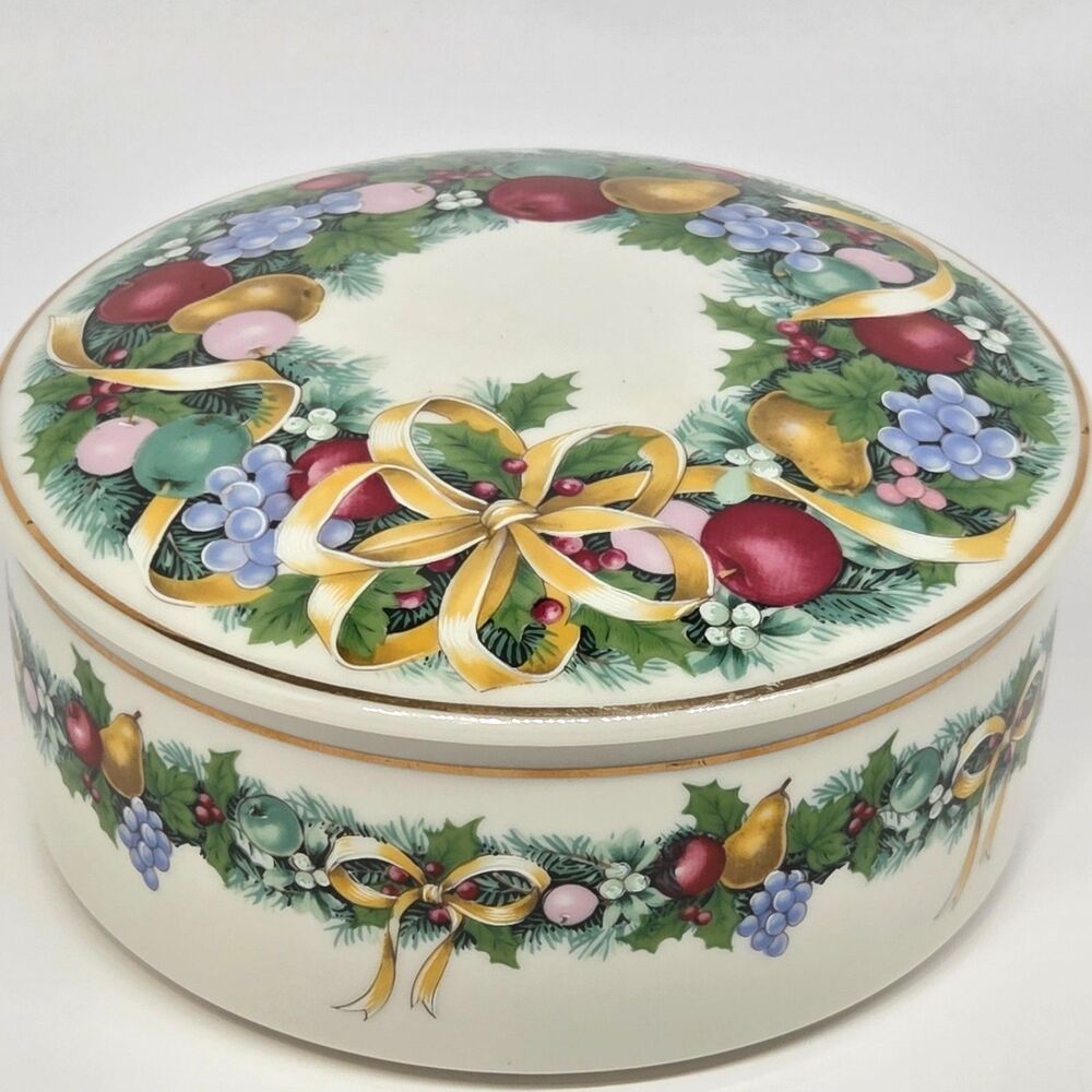 Mikasa Christmas Boquet 5" D X 2 1/4"H Round Trinket Box With Lid VGC